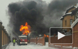 Видео из Омска: горит элитный коттеджный поселок в центре города