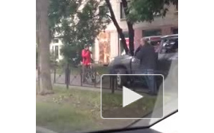 Петербуржцы засняли на видео, как водитель внедорожника избивает велосипедиста 