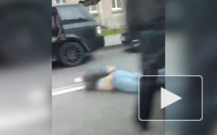 Видео: на Ленсовета полиция жестко задержала мужчину