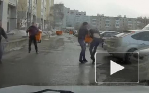 Появилось видео массовой драки пассажиров "Нексии" и "Ниссана" в Казани