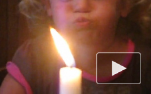 2-летняя девочка получила страшные ожоги, уронив на себя свечу