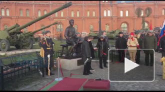 В Военно-историческом музее открыли памятник Михаилу Калашникову 