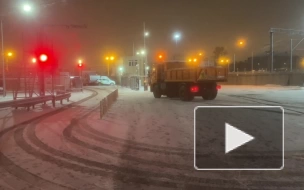 В "снежные" пункты Петербурга привезли уже 2000 кубометров снега