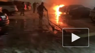Видео: ночью на улице Рашетовой сгорели 6 автомобилей