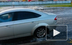 Видео: на Суздальском проспекте образовался потоп из-за лопнувшего трубопровода