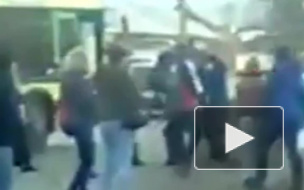 Задиристое видео из Красноярска: водители автобусов затеяли массовую драку