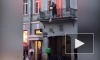 Видео: петербуржец спустил веревку с балкона, чтобы получить свою доставку