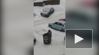 Креативное видео из Уфы: женщина "застолбила" парковку мусорным баком