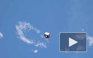 Космонавт с МКС снял на видео пролетающий мимо спутник, люди поразились от увиденного
