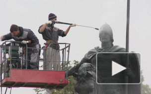 Покровитель Петербурга Александр Невский и его личный конь приняли очистительный душ и сейчас сохнут