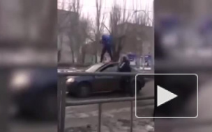 Видео из Волжского: дикие танцы закончились в багажнике автомобиля