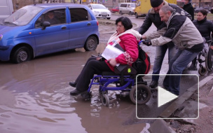 Люди в инвалидных колясках показали ужасы городской среды Петербурга