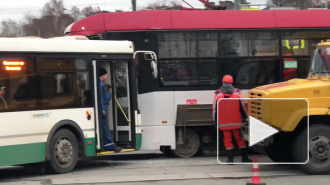 В Василеостровском районе автобус врезался в трамвай