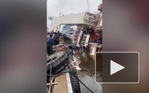 Тела двух людей нашли в затопленных трюмах на судне "Пелла"