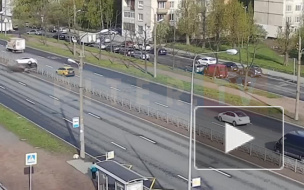 На Народной легковушка "прилегла" на бок, пробив ограждение