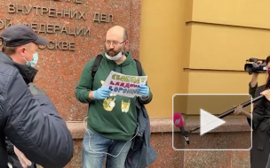 В поддержку Ильи Азара в одиночные пикеты вышли его коллеги. Их задержали