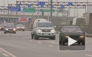 На Пулковском шоссе столкнулись грузовик "Ивеко" и легковушка