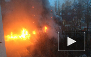 На Васильевском острове тушили сильный пожар в расселенном доме