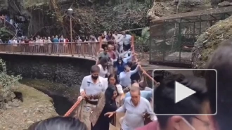 Восемь человек в Мексике пострадали при падении с подвесного моста