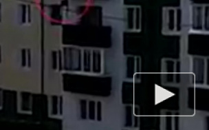 Жуткое видео из Макаров: мужчина рухнул с 4 этажа