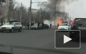 В Волгограде рядом с ЦПКиО загорелась и полностью сгорела маршрутка