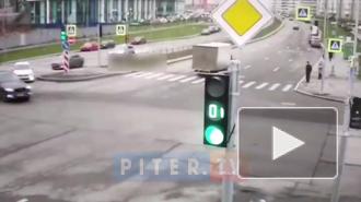 Видео: авария на перекрестке улицы Маршала Захарова и проспекта Героев