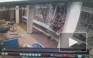 Видео: угонщик бронемашины из Апатитов целенаправленно таранил витрину