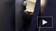 Видео: женщина опозорилась во время приседаний в самолет...