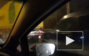 Видео: петербуржцы сняли, как по КАД едет полыхающий мусоровоз