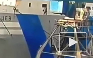 Во Владивостоке мужчину выбросили за борт судна через иллюминатор