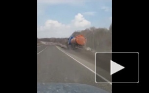 Видео: на трассе в Хабаровске перевернулся бензовоз, водитель погиб