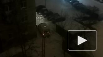 Реанимация попала в снежную ловушку во дворе дома на 1-м Рабфаковском