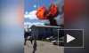 Видео: в промзоне на Челиева загорелись легковые автомобили и пристройка