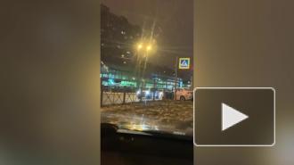 Каршеринг снес светофор на перекрестке Выборгского шоссе с улицей Жени Егоровой