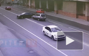 Видео: на Лермонтовском проспекте Toyota настигла карма при пересечении двойной сплошной 