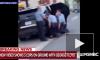Опубликовано новое видео с сидящими на погибшем чернокожем тремя полицейскими