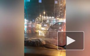 Посреди дороги на перекрестке Космонавтов и Типанова забил фонтан воды