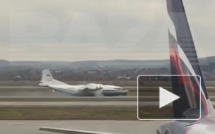 Военно-транспортный самолет Ан-12 совершил аварийную посадку без шасси в Екатеринбурге 