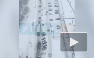 Плохая уборка снега привела к транспортному коллапсу на Мурзинской улице