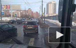 ДТП на Старой Деревне лишило иномарку бампера