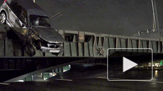 Автомобиль перепрыгнул разведенный Биржевой мост