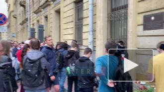 Петербуржцы третий день приносят цветы к отделению посольства Белоруссии