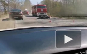 Мотоциклист столкнулся с грузовиком в Ленобласти