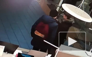 Видео: подростки вынесли самокат из ТРК на Комендантском проспекте