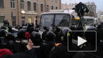 ОМОН окружил группу протестующих на Подъездном переулке
