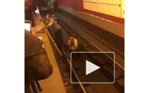 Появилось видео спасения женщины, упавшей на пути станции метро "Невский проспект"