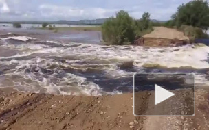 В Комсомольске вновь прорвало дамбу, утонул КамАЗ с солдатом