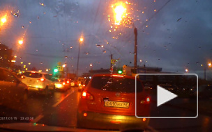 Неадекватный водитель проехал "змейкой" по дороге, помял соседнюю машину и скрылся с места ДТП 