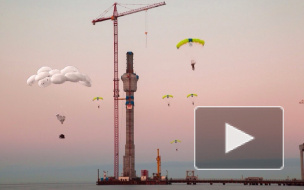 Петербургские экстремалы спрыгнули со строительного крана посреди Невы, охрана их не поймала