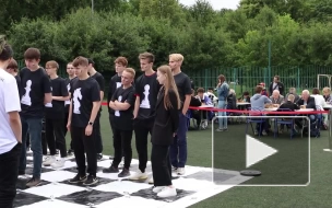 В Таврическом саду на открытом воздухе прошел турнир по "живым шахматам"